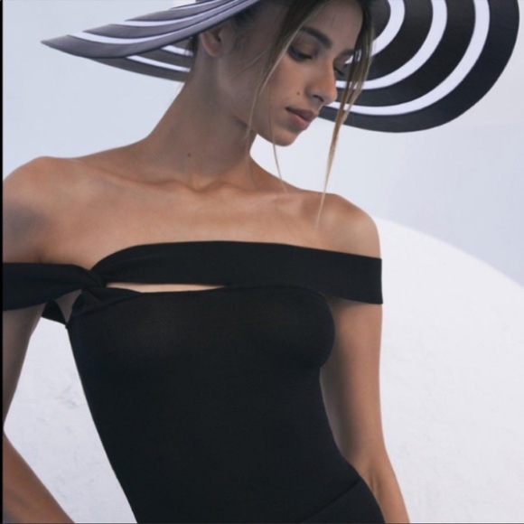 Cult Gaia Black Off-Shoulder Top - Picture 2 of 8